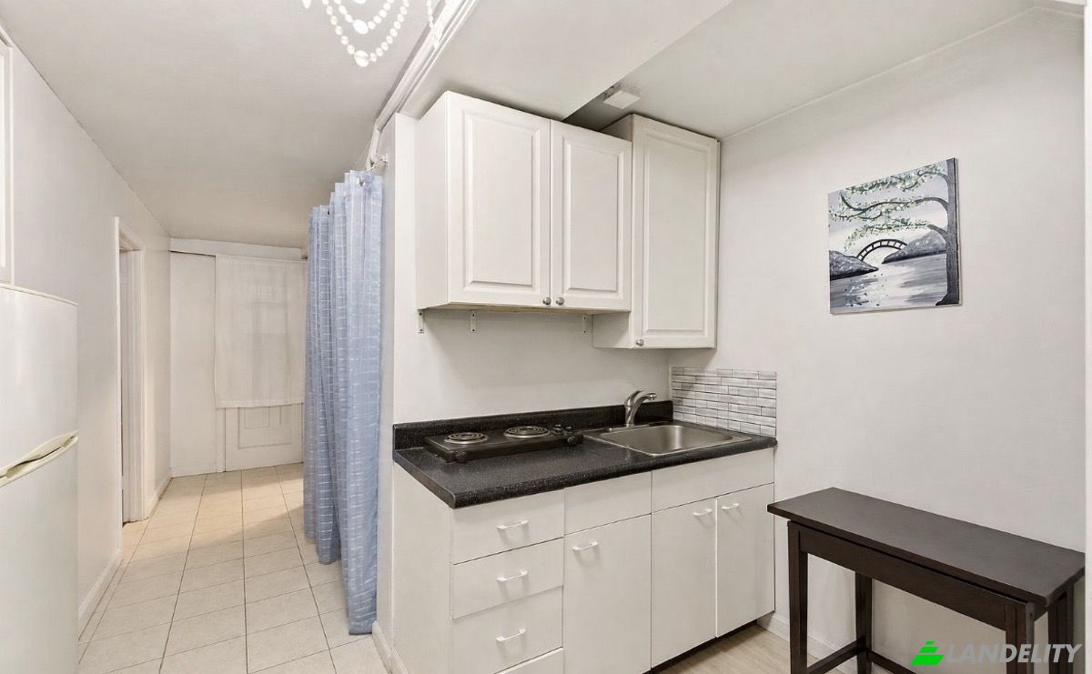 Single Family Home for Sale 3902 Bronxwood Ave, Bronx, NY 10466, USA, New York, Bronx County, United States. Photo 10