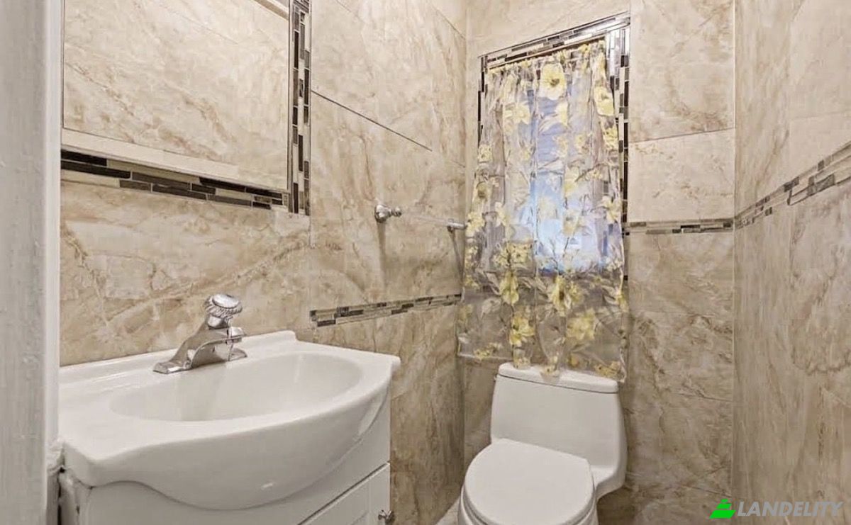 Single Family Home for Sale 3902 Bronxwood Ave, Bronx, NY 10466, USA, New York, Bronx County, United States. Photo 11