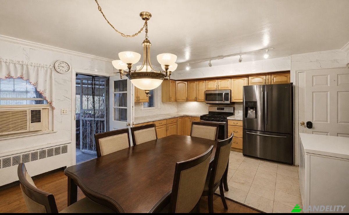 Single Family Home for Sale 3902 Bronxwood Ave, Bronx, NY 10466, USA, New York, Bronx County, United States. Photo 17