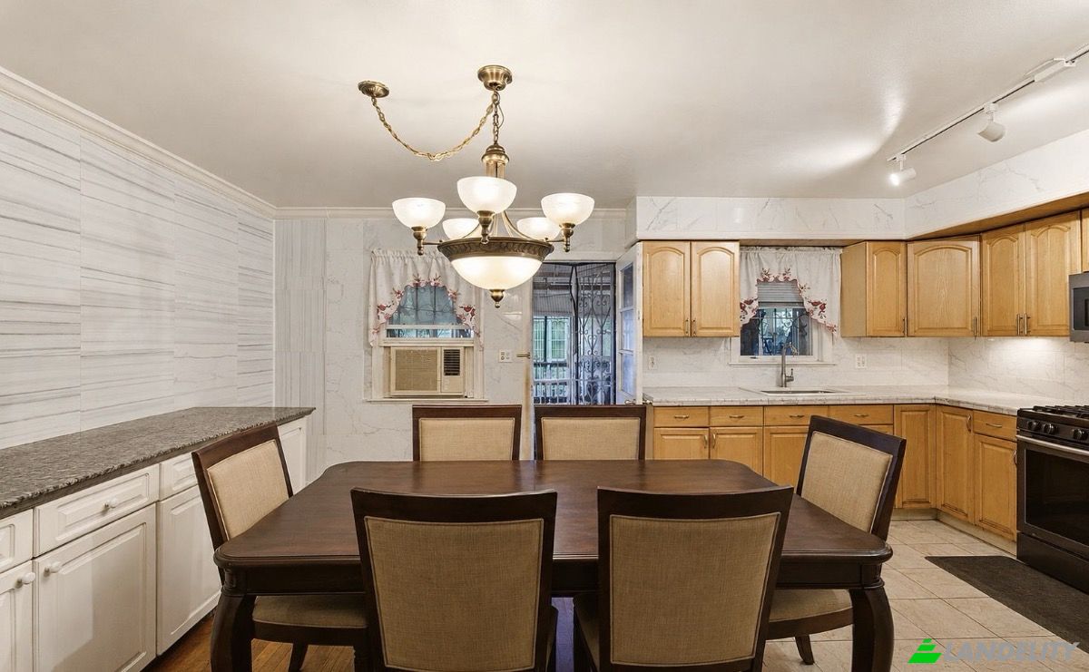 Single Family Home for Sale 3902 Bronxwood Ave, Bronx, NY 10466, USA, New York, Bronx County, United States. Photo 18