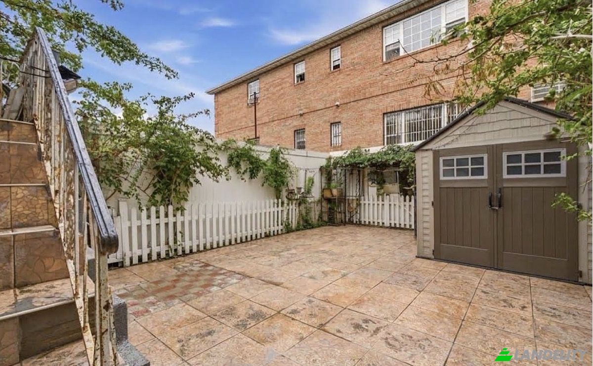 Single Family Home for Sale 3902 Bronxwood Ave, Bronx, NY 10466, USA, New York, Bronx County, United States. Photo 4