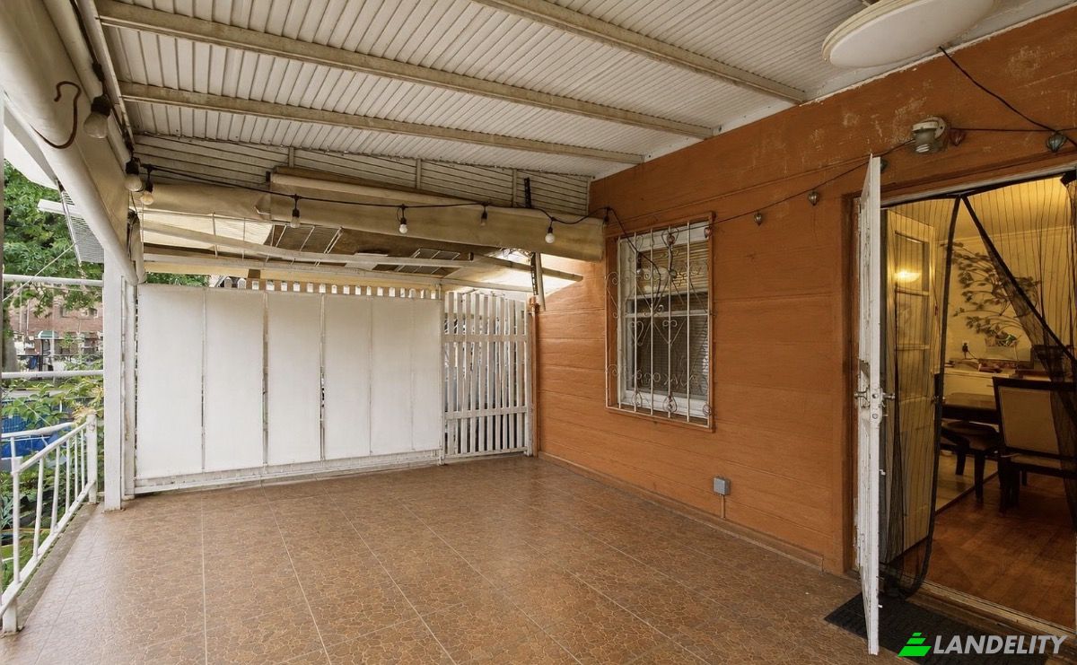 Single Family Home for Sale 3902 Bronxwood Ave, Bronx, NY 10466, USA, New York, Bronx County, United States. Photo 3