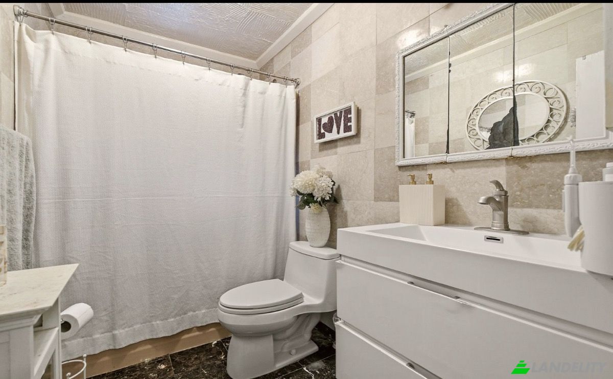 Single Family Home for Sale 3902 Bronxwood Ave, Bronx, NY 10466, USA, New York, Bronx County, United States. Photo 5
