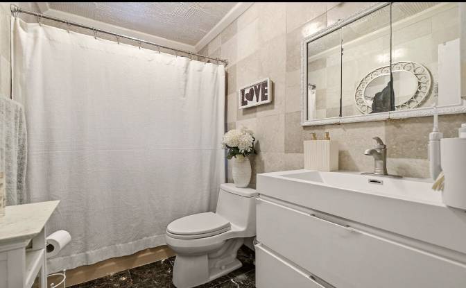 Single Family Home for Sale 3902 Bronxwood Ave. Photo#5