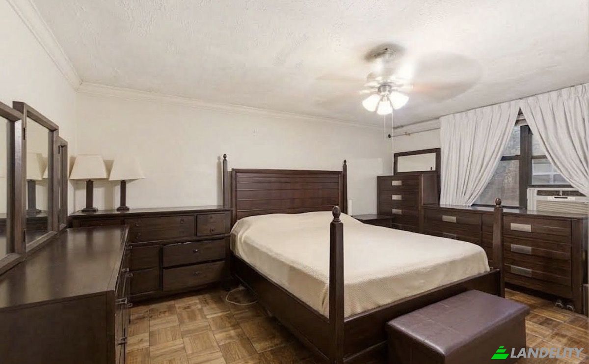 Single Family Home for Sale 3902 Bronxwood Ave, Bronx, NY 10466, USA, New York, Bronx County, United States. Photo 9