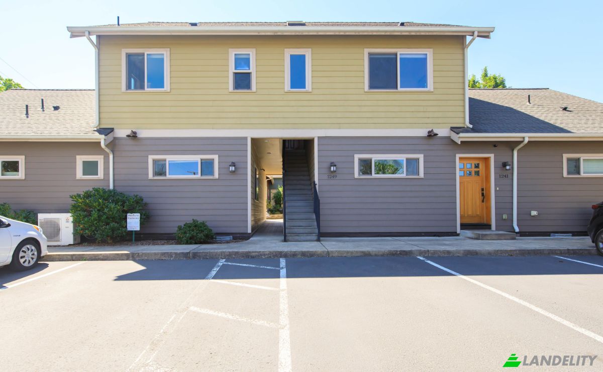 Condo for Sale 1245 Iowa St, Ashland, Jackson County, Oregon, United States, OR 97520, USA. Photo 2