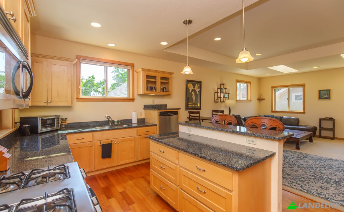 Condo for Sale 1245 Iowa St, Ashland, Jackson County, Oregon, United States, OR 97520, USA. Photo 12