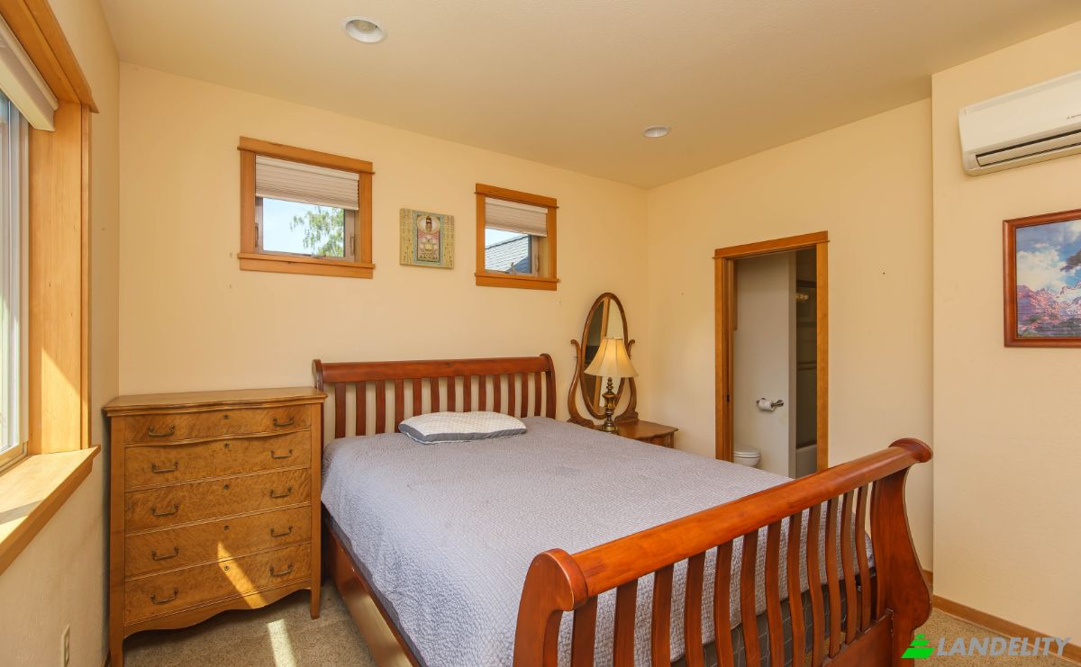 Condo for Sale 1245 Iowa St, Ashland, Jackson County, Oregon, United States, OR 97520, USA. Photo 13