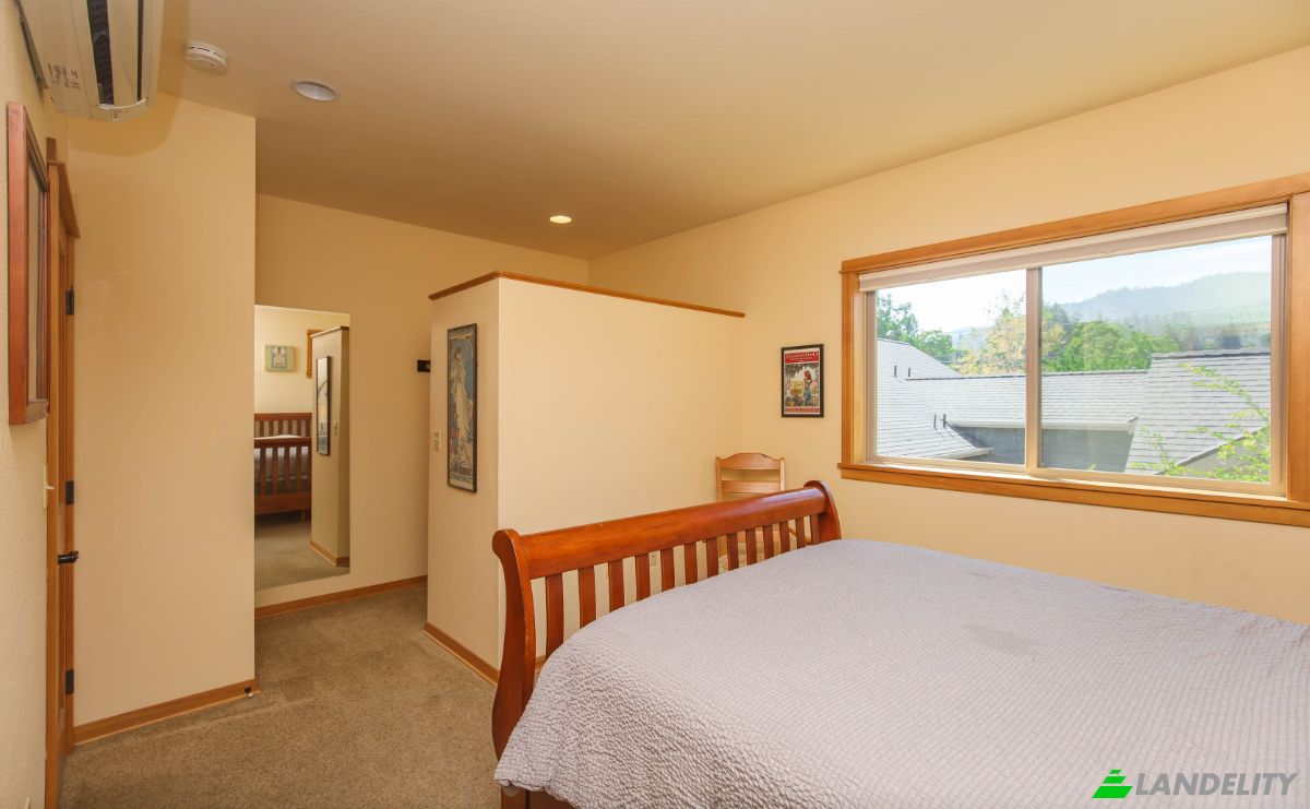 Condo for Sale 1245 Iowa St, Ashland, Jackson County, Oregon, United States, OR 97520, USA. Photo 14