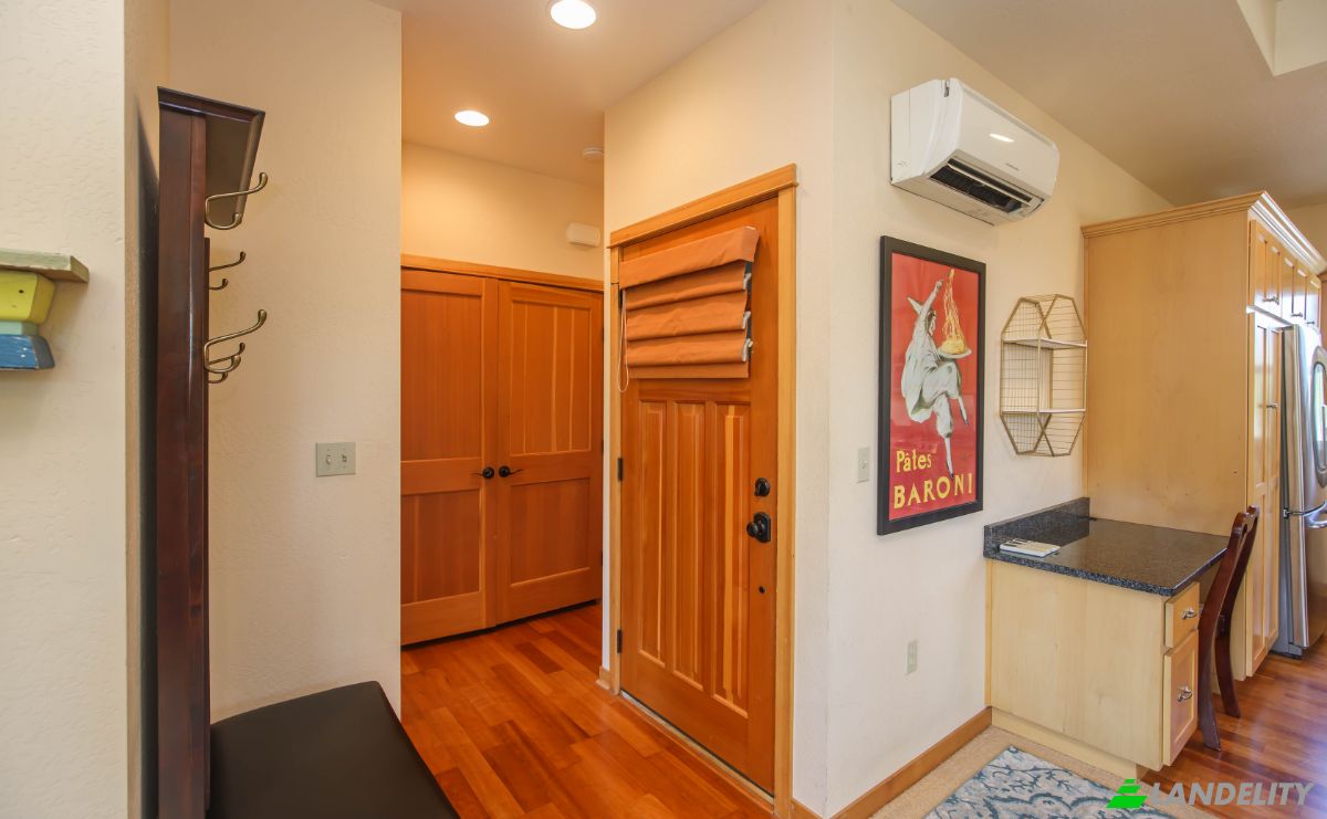 Condo for Sale 1245 Iowa St, Ashland, Jackson County, Oregon, United States, OR 97520, USA. Photo 4