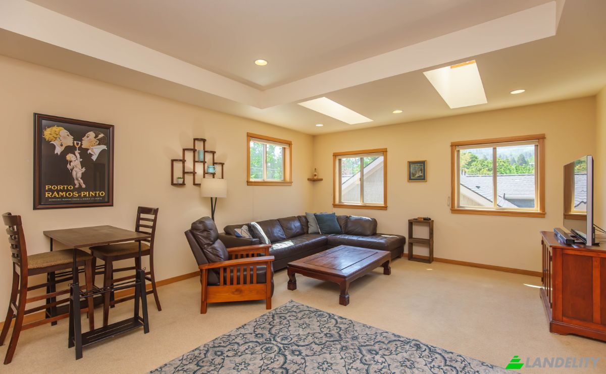 Condo for Sale 1245 Iowa St, Ashland, Jackson County, Oregon, United States, OR 97520, USA. Photo 5