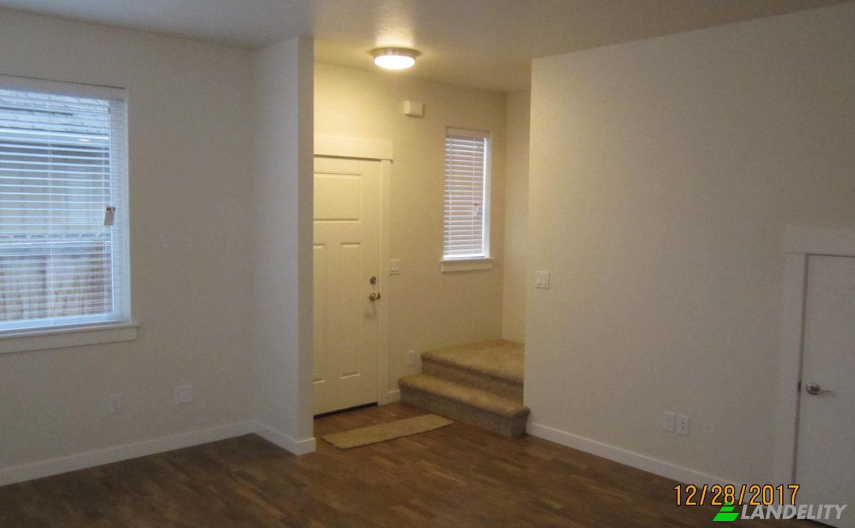 Duplex zu verkaufen 215 C St, Phoenix, Jackson County, Oregon, United States, OR 97535, USA. Foto 3