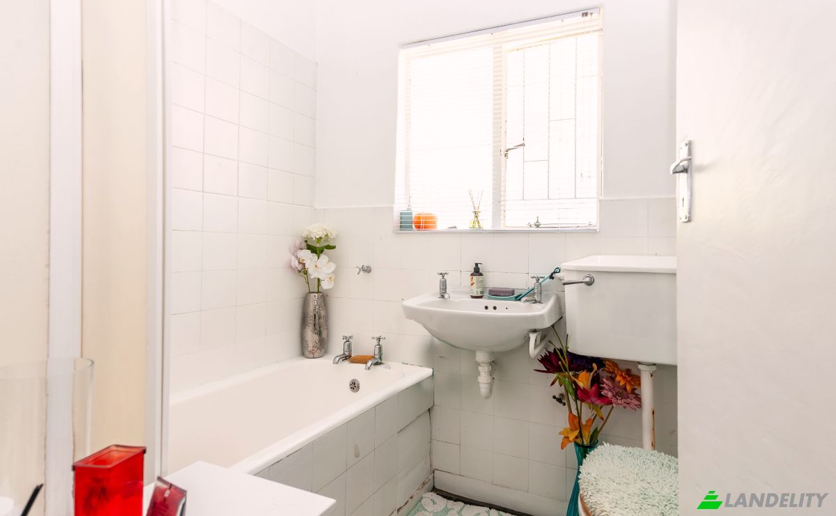 Apartment for Sale St James St, Vredehoek, Cape Town, City of Cape Town Metropolitan Municipality, Western Cape, South Africa. Photo 8