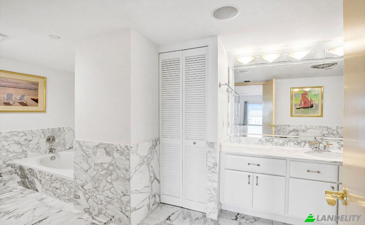 Apartment for Sale Collins Ave, Miami Beach, Miami-Dade County, Florida, United States, FL 33139, USA. Photo 13