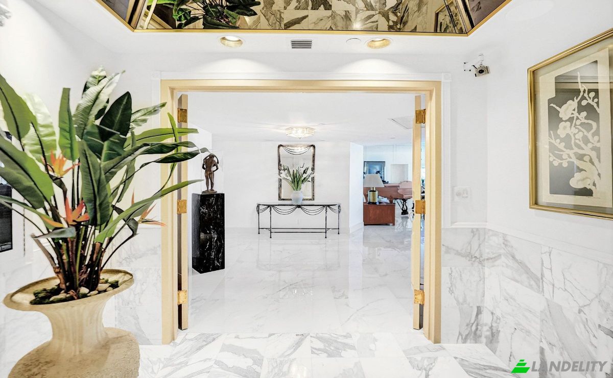 Apartment for Sale Collins Ave, Miami Beach, Miami-Dade County, Florida, United States, FL 33139, USA. Photo 2