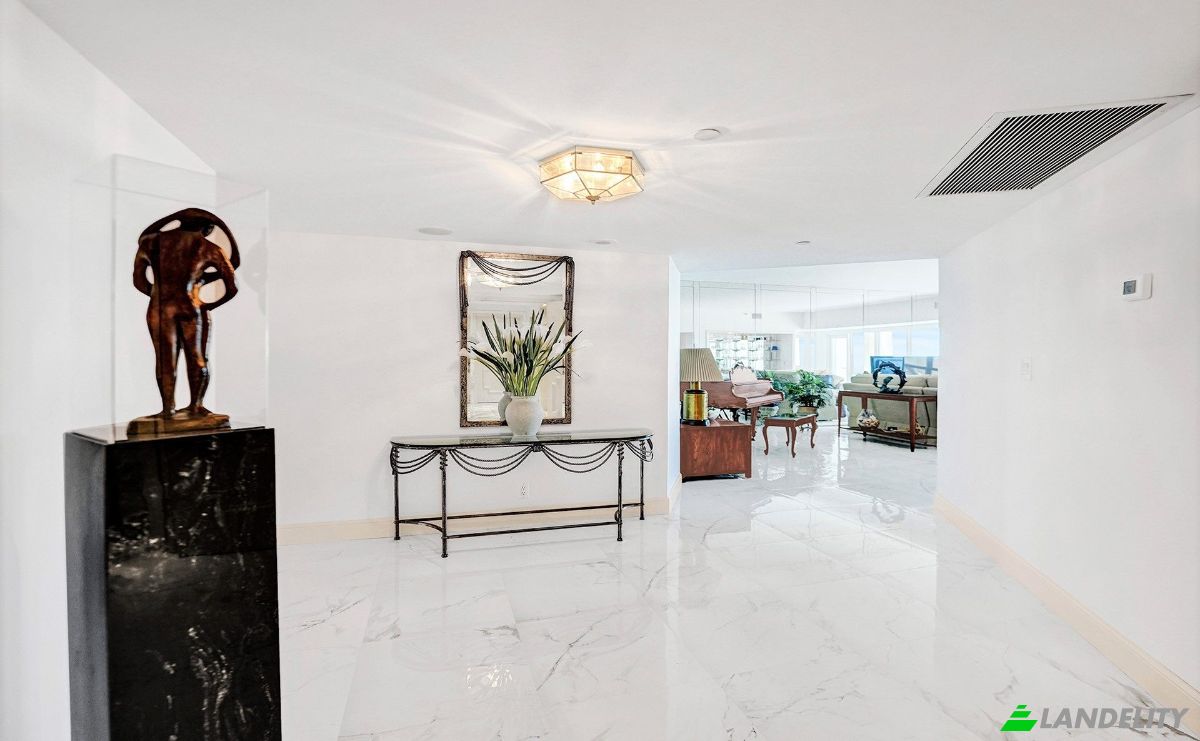 Apartment for Sale Collins Ave, Miami Beach, Miami-Dade County, Florida, United States, FL 33139, USA. Photo 3